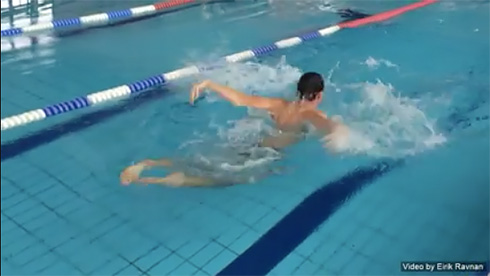 ノルウェー人が挑戦してみた「逆さ泳ぎ」