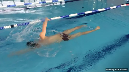 ノルウェー人が挑戦してみた「逆さ泳ぎ」