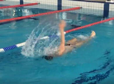 ノルウェー人が挑戦してみた「逆さ泳ぎ」