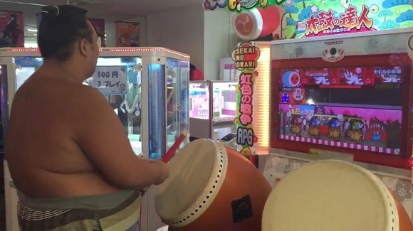若手力士が見せた太鼓の達人が横綱級