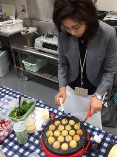 たこ焼きを作る松嶋菜々子さん