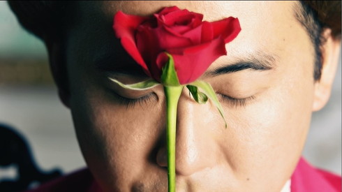 瞳を閉じてバラと戯れる斎藤さん