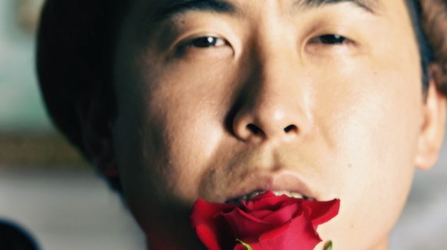 無言でバラと戯れる斎藤さん