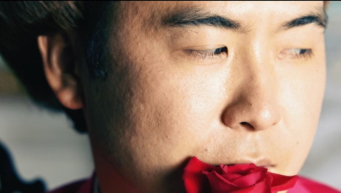 流し目でバラと戯れる斎藤さん