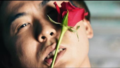 とにかくひたすらバラと戯れる斎藤さん