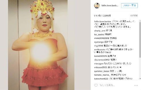 山崎さんを祝うバービーさん