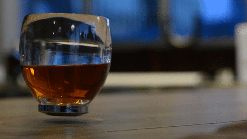 電磁石で宙に浮くグラスがKickstarterで資金募集