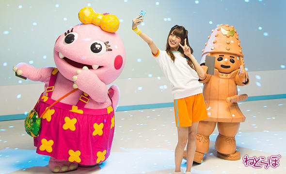 右手を高く上げ、斜め45度からを心がけましょう