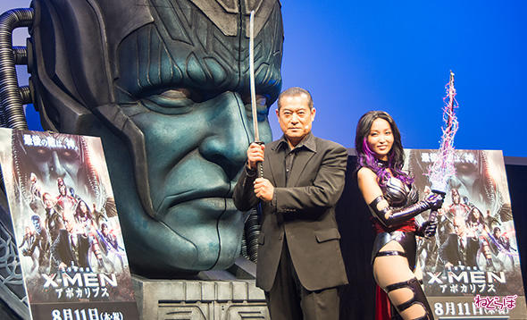 アポカリプスの吹き替えを演じた松平健さんと、女剣士サイロックに扮（ふん）した吉木りささん