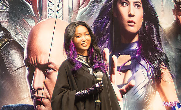 黒いローブ姿で登場した吉木さん