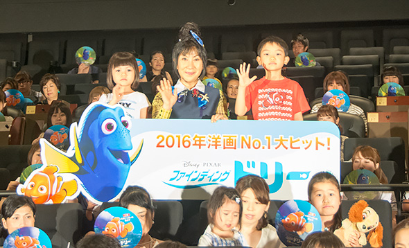 映画を見終えた観客とともに