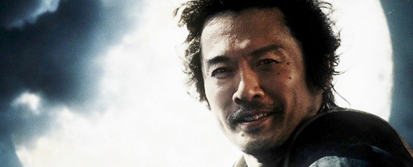 月夜をバックに男笑み