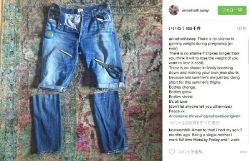 膝上辺りでカットされたデニムパンツの画像