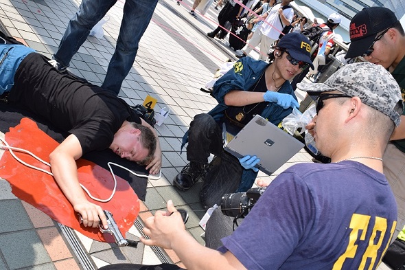 「海外ドラマの冒頭5分位の事件現場のシーンを再現」合わせ