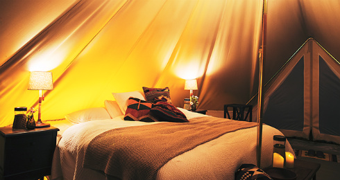 天井のないホテル