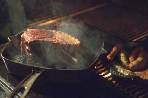 天井のないホテル