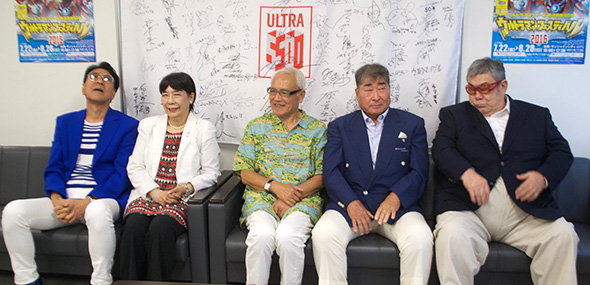 時間の変遷を感じさせないほど和気あいあいに語り合う科特隊メンバーたち