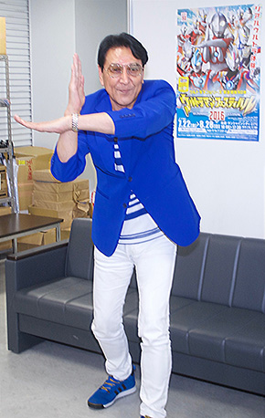 ウルトラマンを演じた古谷敏さん。スペシウム光線のポーズは当時のまま