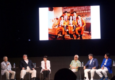 ムラマツキャップも加わった懐かしい写真をバックに思い出話に花が咲いた