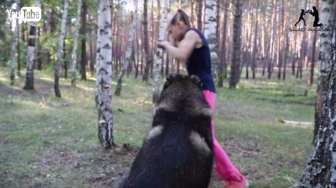 ボクサー少女 木 ぼろぼろ パンチ 速い