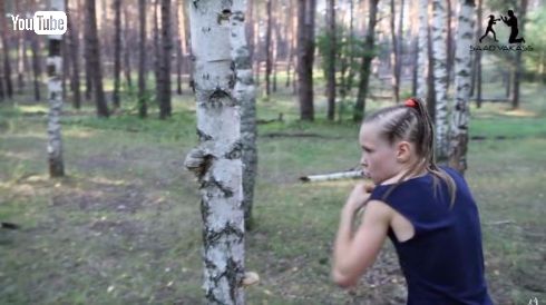 ボクサー少女 木 ぼろぼろ パンチ 速い