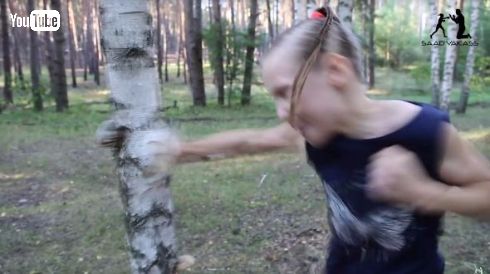 ボクサー少女 木 ぼろぼろ パンチ 速い