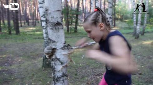 ボクサー少女 木 ぼろぼろ パンチ 速い