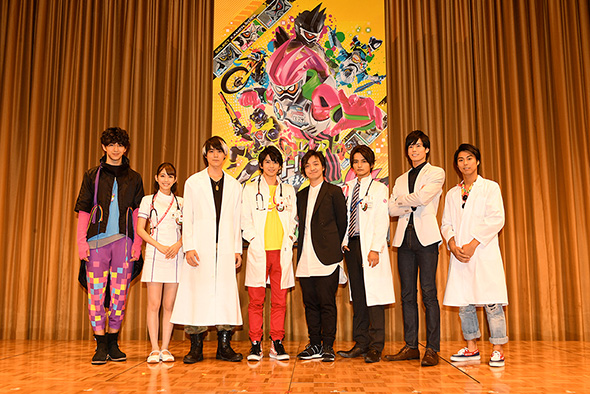 「仮面ライダーエグゼイド」主役に飯島寛騎さん（中央左）