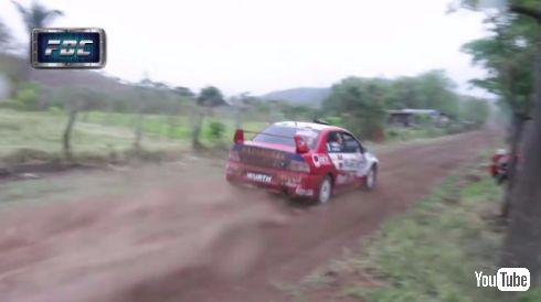 ラリー 犬 ジャンプ 回避