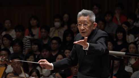 指揮棒を振るすぎやまこういちさん