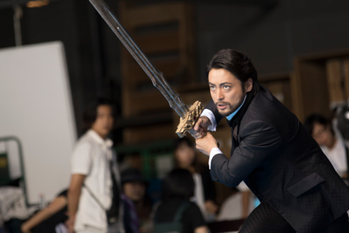 山田孝之 PS4 CM撮影 剣を構える