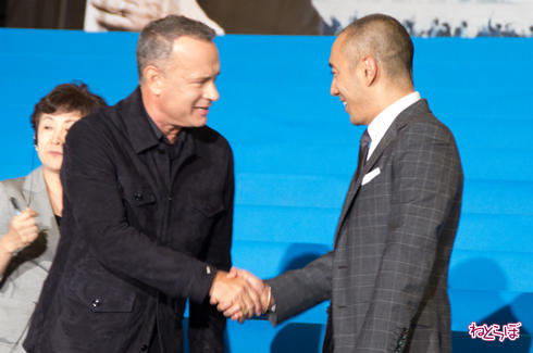 ハドソン川の奇跡 ジャパンプレミア トム・ハンクス 市川海老蔵 握手