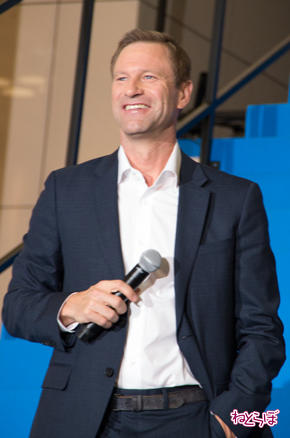 ハドソン川の奇跡 ジャパンプレミア アーロン・エッカート 日本語であいさつ