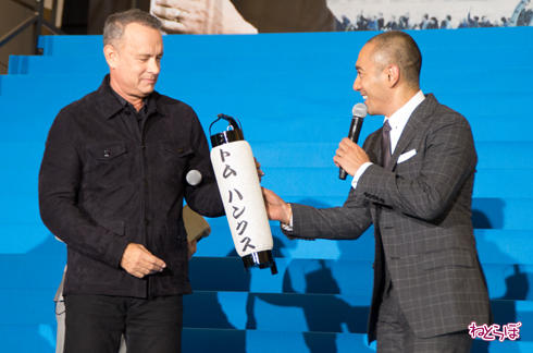 ハドソン川の奇跡 ジャパンプレミア トム・ハンクス 市川海老蔵 ちょうちんをプレゼント