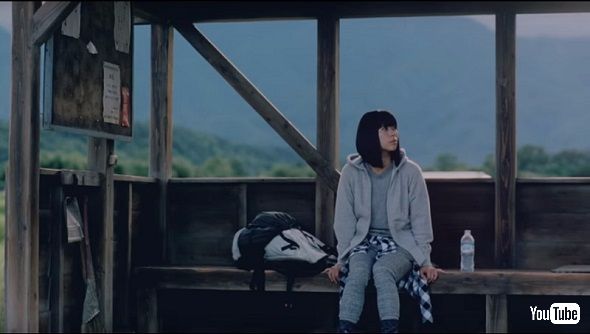 大自然の中のバス停にいる宇多田ヒカルさん