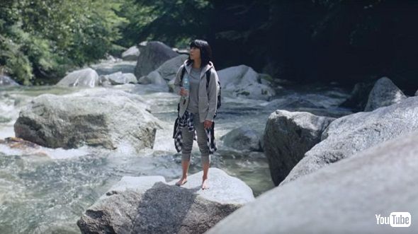 清流が織りなす渓谷に佇む宇多田ヒカルさん