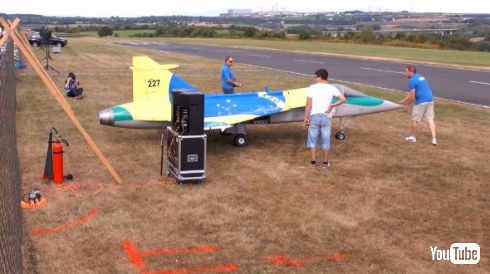 ラジコン 飛行機 バラバラ 巨大