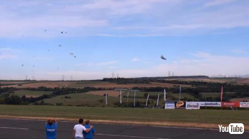 ラジコン 飛行機 バラバラ 巨大