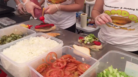 Humdogの調理風景