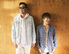 主題歌を歌うコブクロ