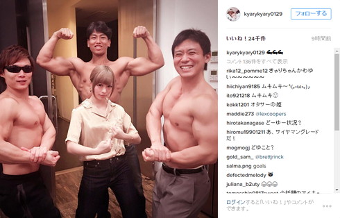 3人のマッチョマンに囲まれるきゃりーさん