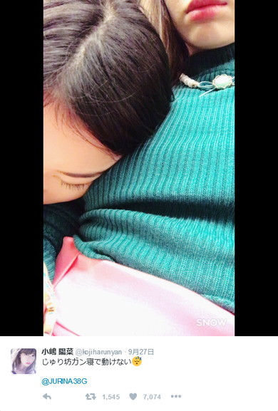 小嶋陽菜さんの胸で眠る松井珠理奈さん