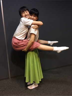 芳根京子 ブログ 百田夏菜子 ハグ 笑顔