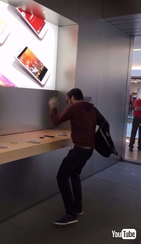 フランス アップルストア 展示品 iPhone 破壊 男性 事件