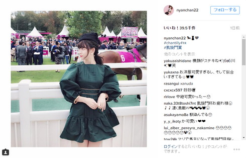 2016年の凱旋門賞を訪れた小嶋陽菜さん
