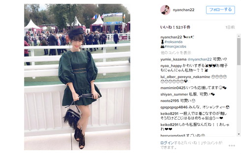 凱旋門賞の小嶋陽菜さん、こちらを向いてニコリ