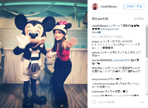 ミッキーマウスとはしゃぐ仲里依紗さん