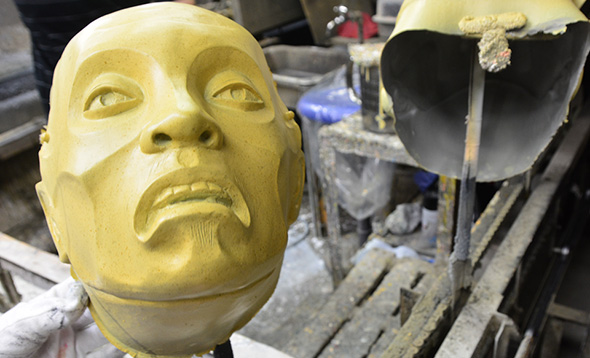 顔の染みのようなものも重ねて着けていく