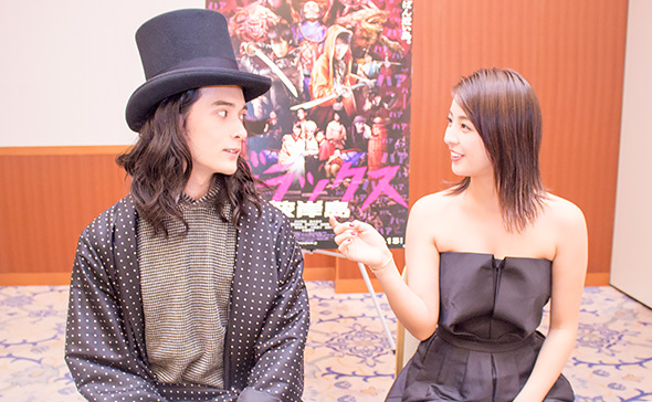 「彼岸島 デラックス」栗原類さんと柳ゆり菜さん