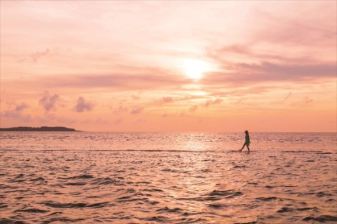 海を歩いている？